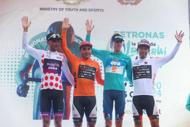 第4站四色領騎衫在終點文冬合影。Le Tour de Langkawi提供