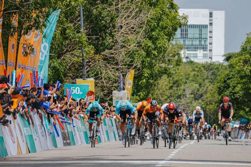 再添一勝的De Kleijn步步進逼威脅衝刺王Malucelli的領先地位。Le Tour de Langkawi提供
