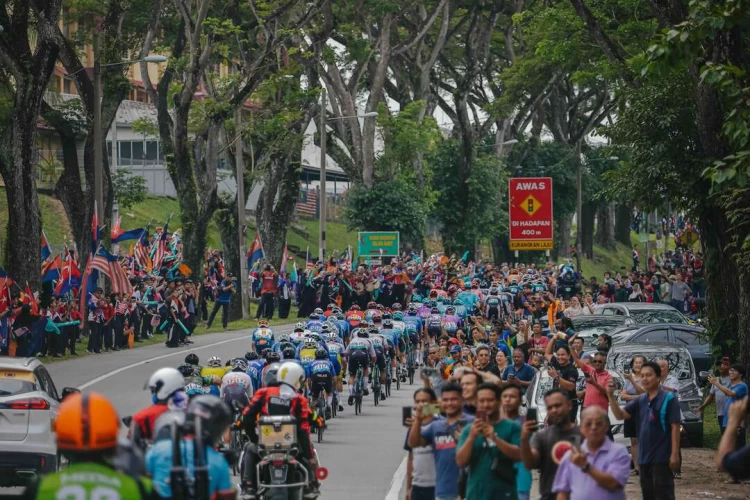 環蘭卡威賽道兩旁經常是滿滿的觀眾應援。Le Tour de Langkawi提供
