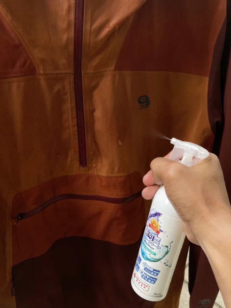 徐安亭使用防水噴霧新可靈來補強裝備的防水性。圖片提供／徐安亭