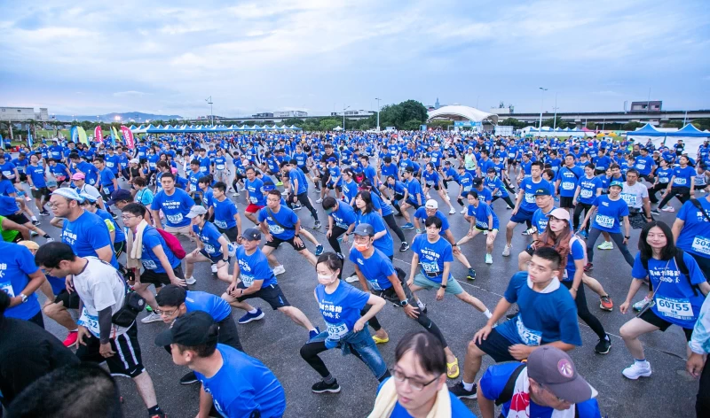 大佳河濱再現藍色人海寶礦力路跑吸引萬名跑者參賽，Nike Training Club教練帶領賽前暖身，幫助跑者熱血衝出起跑線。大會提供