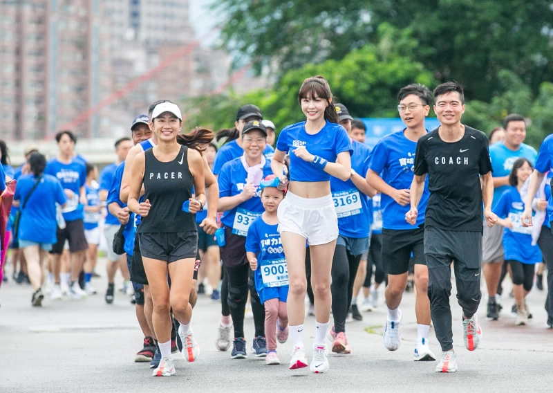 Yuri 陳怡叡身穿寶礦力藍服裝與Nike Run Club教練一同領跑4k組，鼓勵現場跑者一起運動甩汗熱血應援。大會提供