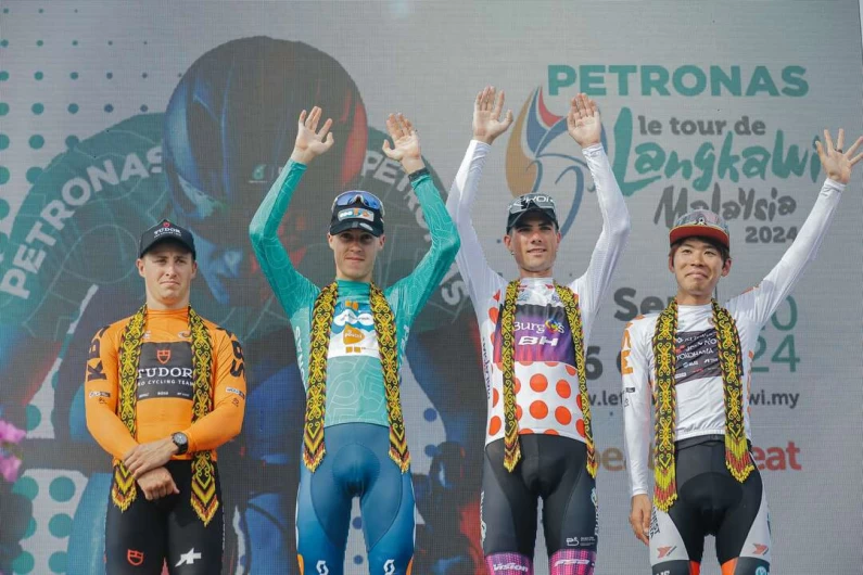 賽後四色衫登台接受民都魯觀眾們歡呼喝采。Le Tour de Langkawi提供