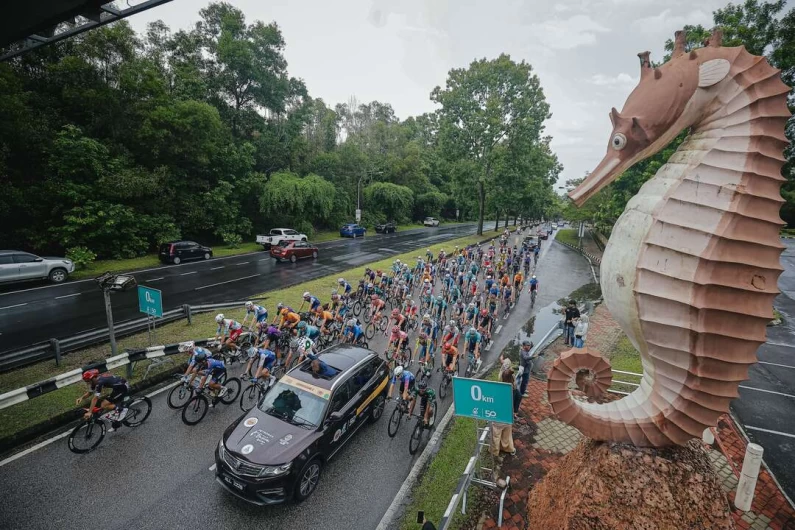 第7站選手們自石油之城美里發車。Le Tour de Langkawi提供