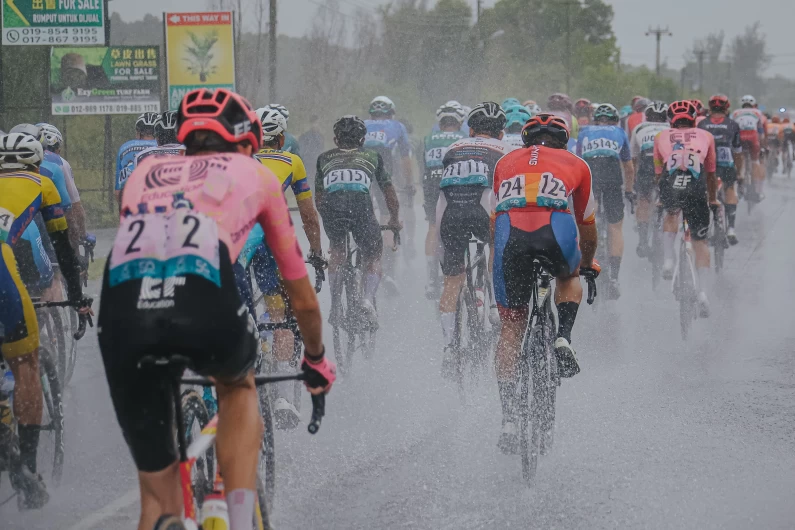 身處熱帶雨林的選手們不時要和傾盆大雨對抗。Le Tour de Langkawi提供