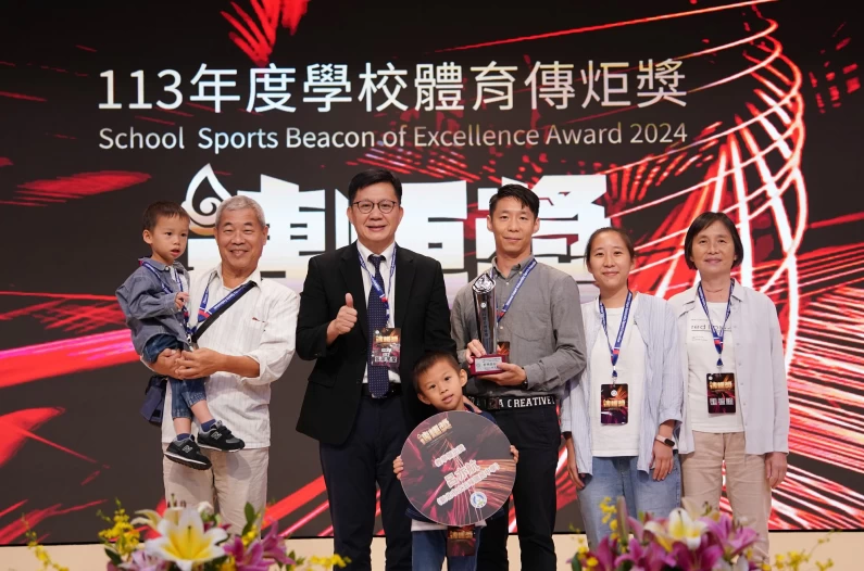 113年度教育部學校體育傳炬獎，五峰國中呂亦航體育組長榮獲教學傑出獎。新北市政府體育局提供