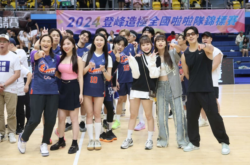 由明星運動會成員組成的明星藍隊。大會提供