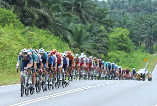 綠衫車隊Dsm-Firmenich Postnl在集團前方領騎控場。Le Tour de Langkawi提供