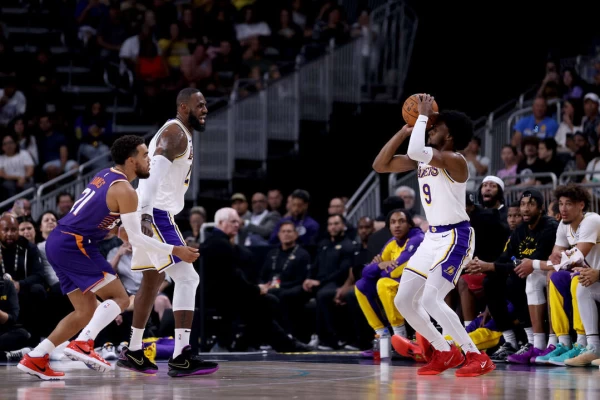 詹姆斯(LeBron James,左2)與他的兒子布朗尼(Bronny James,右)同台出賽。法新社