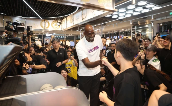賈奈特親臨《NBA FLAGSHIP STORE TAIPEI》揭幕。李天助攝
