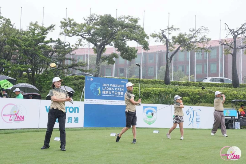 開球儀式(左起)緯創軟體董事黃慧珠、緯創資通執行長林建勳和緯穎科技董事長洪麗寗。TLPGA提供