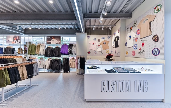 Nba Store商品訂製區包含服飾及帽款燙印體驗，可自行挑選喜愛球隊熱轉印布貼及刺繡布標為自己創作出獨一無二的Nba客製系列商品。官方提供