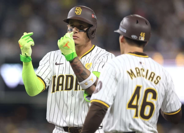 馬查多(Manny Machado,左)在第二戰被控朝著道奇總仔羅伯茲(Dave Roberts)丟球。法新社
