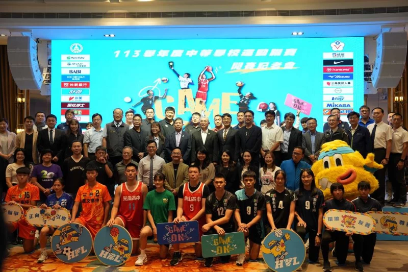 教育部113學年度中等學校學生運動聯賽學生聯賽教練及選手們合影。體育署提供