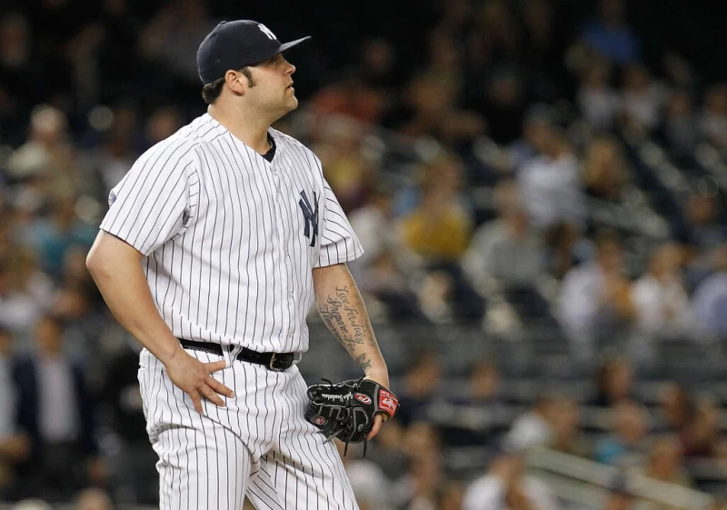 張伯倫（Joba Chamberlain）手握洋基、皇家冠軍戒。法新社