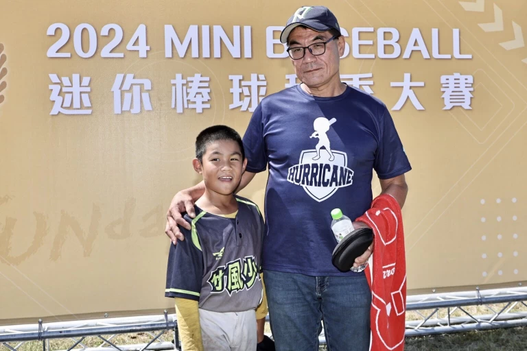 新竹竹風少年李居明與父親李富龍合影。 （圖：賴郁泰攝）