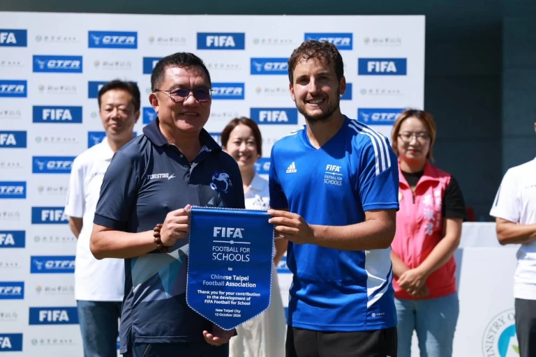 足協代表林湧成(左)頒感謝獎給FIFA導師。中華民國足球協會提供