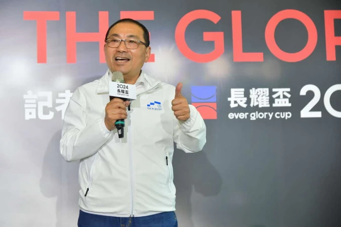 新北市市長侯友宜至長耀盃2024國際公益籃球邀請賽聯合記者招待會現場，給予選手支持鼓勵。大會提供