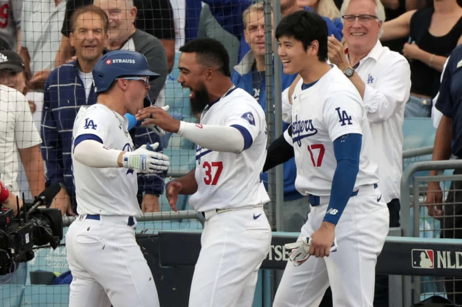 杉磯道奇今年季前與赫南德茲（Teoscar Hernandez，中）簽下一年短約發生奇效。法新社