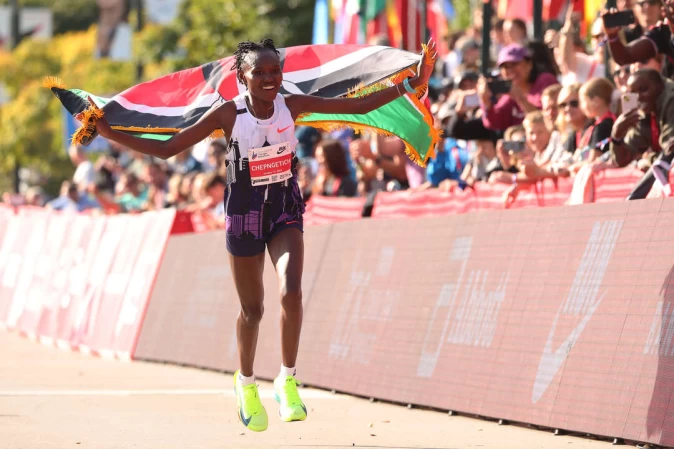 肯亞選手切普根奇(Ruth Chepngetich)以驚人的表現創造了新的女子馬拉松世界紀錄。法新社