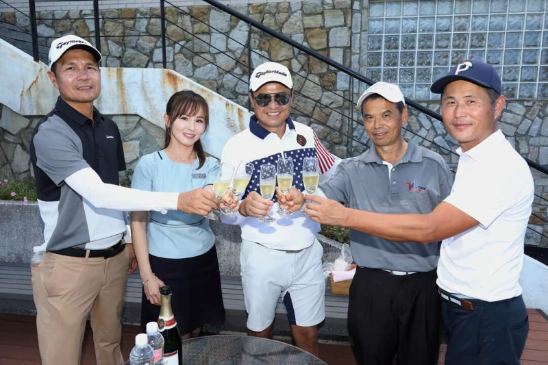 葉彰廷（中）打出一桿進洞大屯球場特別替他準備香檳慶祝。官方提供
