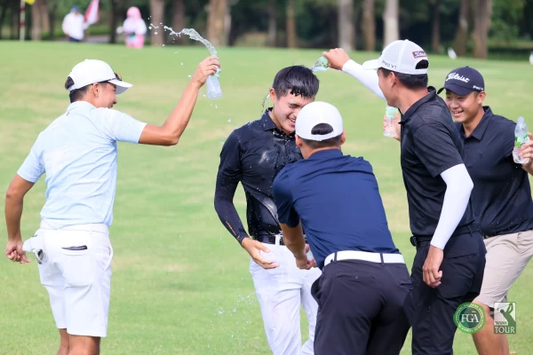 蘇晉弘拿下今年第四冠好友潑水慶祝。Tpga／林聖凱攝影