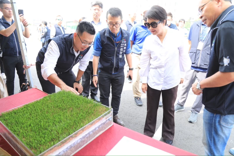 盧市長聆聽運動局簡報。台中市運發局提供