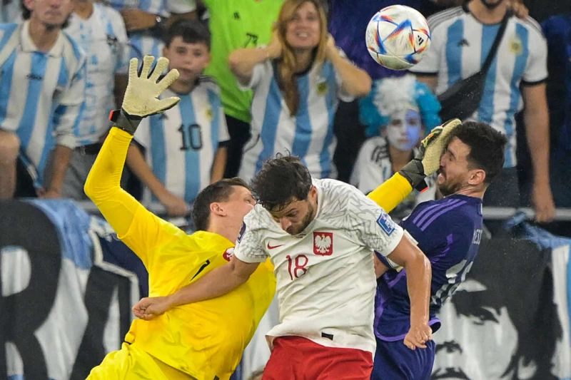 波蘭門將施捷斯尼(Wojciech Szczesny,左)曾在2022年卡達世足賽撲出梅西12碼球。法新社