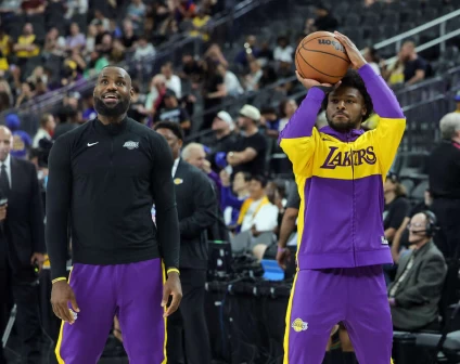 湖人新秀布朗尼(Bronny James,右)必須盡速證明自己。法新社