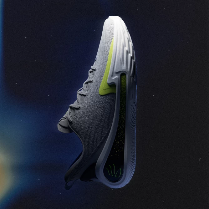 Curry 12「Gravity」側邊黑色Tpu支撐墊片上點綴螢光綠模擬懸浮在宇宙黑洞中的粒子，象徵Stephen Curry擁有超凡引力打破人體極限。官方提供
