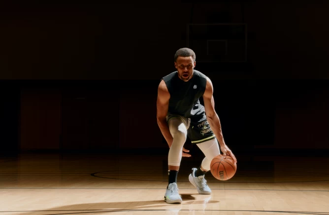 Curry 12 Gravity描述球場重力以30為中心運轉。官方提供