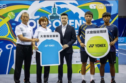 Yonex營業代表鍾紹楚(中)頒贈大會指定服裝與指定用球。海碩整合行銷提供