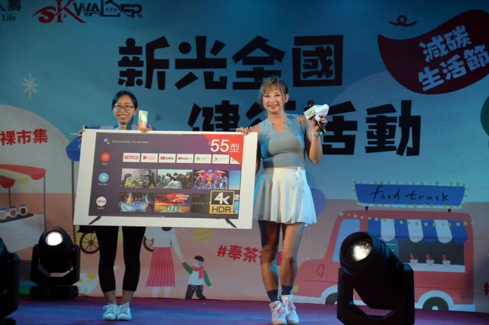 幸運夥伴抱走最大獎Jvc55吋液晶顯示器。新光人壽提供