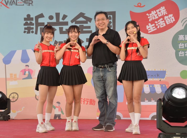 新光人壽以祥副總經理(右二)與小龍女合影。新光人壽提供