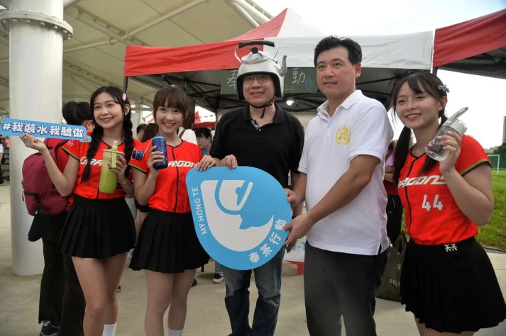 新光人壽壽以祥(左三)與小龍女以實際行動響應自帶水壺環保愛地球。新光人壽提供