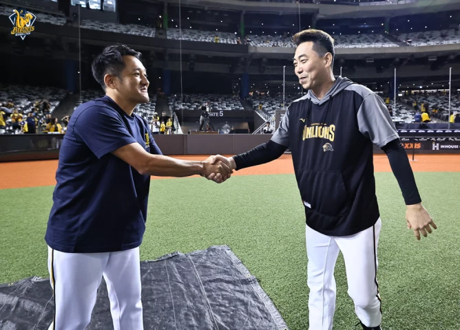 兄弟總教練平野惠一與統一總教練林岳平。中信兄弟提供