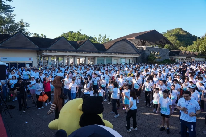 3000多人一起熱身。大會提供