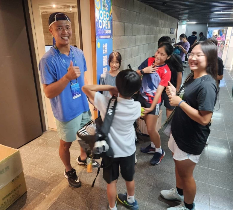 李冠毅晉級海碩盃會內賽後被參加Yonex盃青少年網賽的小朋友索取簽名。海碩整合行銷提供