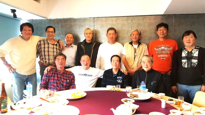 榮工老隊友歡聚中王承先前排(左二)笑口長開。籃球名人堂提供