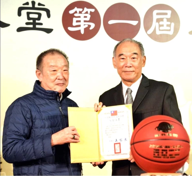 王承先(左)曾於前年代父王士選領取入堂證書。籃球名人堂提供