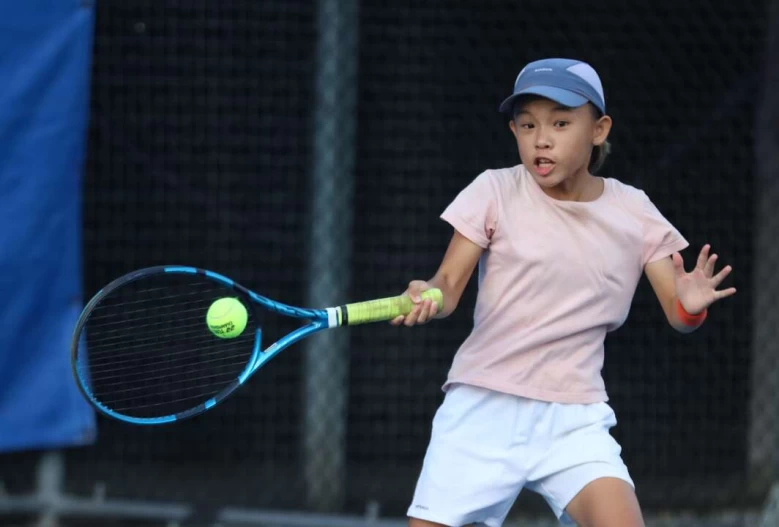 10歲女單第一種子姜靜琳八強賽差點遲到不過最終仍以6-2擊敗對手晉級四強。海碩整合行銷提供