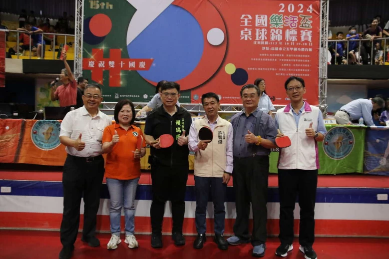 樂活盃比賽在立委許智傑（右3）、立委賴瑞隆（左3）、主秘林建良（右1）、前內政部部長余政憲（左1）、前部長許銘春（左2）及會長黃富源等聯合開球後正式登場。台灣乒乓球總會提供 