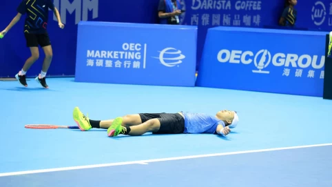 李冠毅獲勝後開心的躺在地上。海碩整合行銷提供