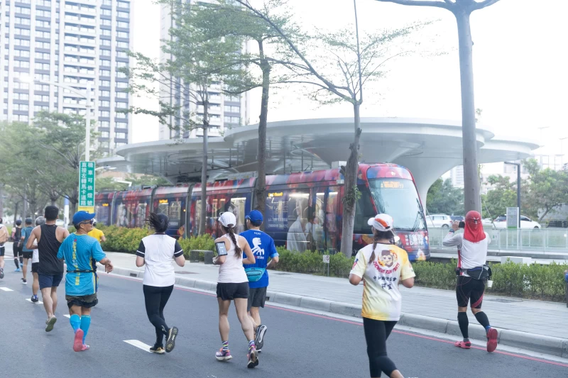 2023高雄富邦馬拉松-賽道結合高雄城市風光。高雄市運發局提供
