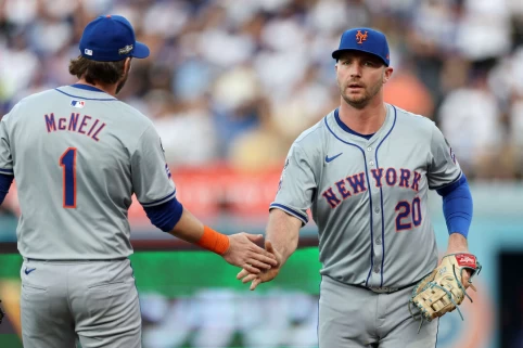 大都會當家重砲「北極熊」阿隆索(Pete Alonso,右)。法新社