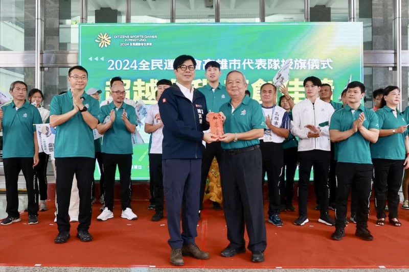 高雄市長陳其邁致贈加菜金由高市代表隊副總領隊高雄巿體育總會許文宗理事長代表受贈。高雄運發局提供