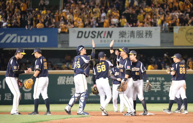 中信兄弟奪勝,台灣大賽聽牌。記者李天助攝