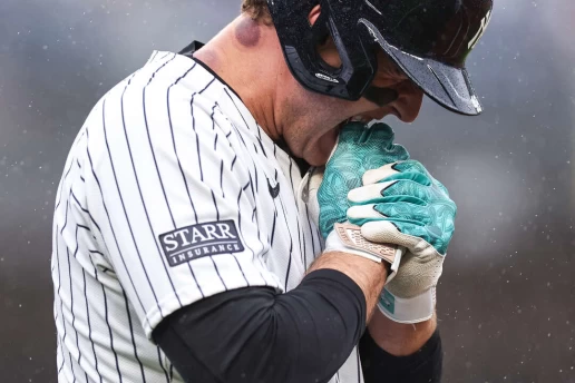 紐約洋基當家一壘手里佐(Anthony Rizzo)在例行賽結束前卻被觸身球打到手指骨折。法新社