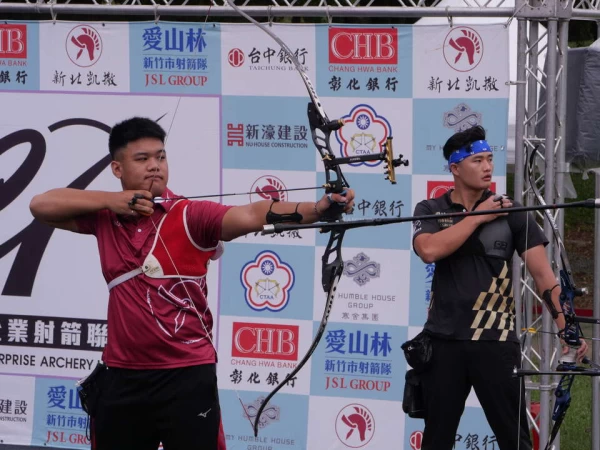 新北凱撒鄭祥輝在總冠軍賽G3男單從林子翔手中搶勝 。射箭協會提供