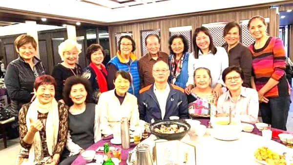 木蘭女籃隊的梁美雲(左立者)。籃球名人堂提供